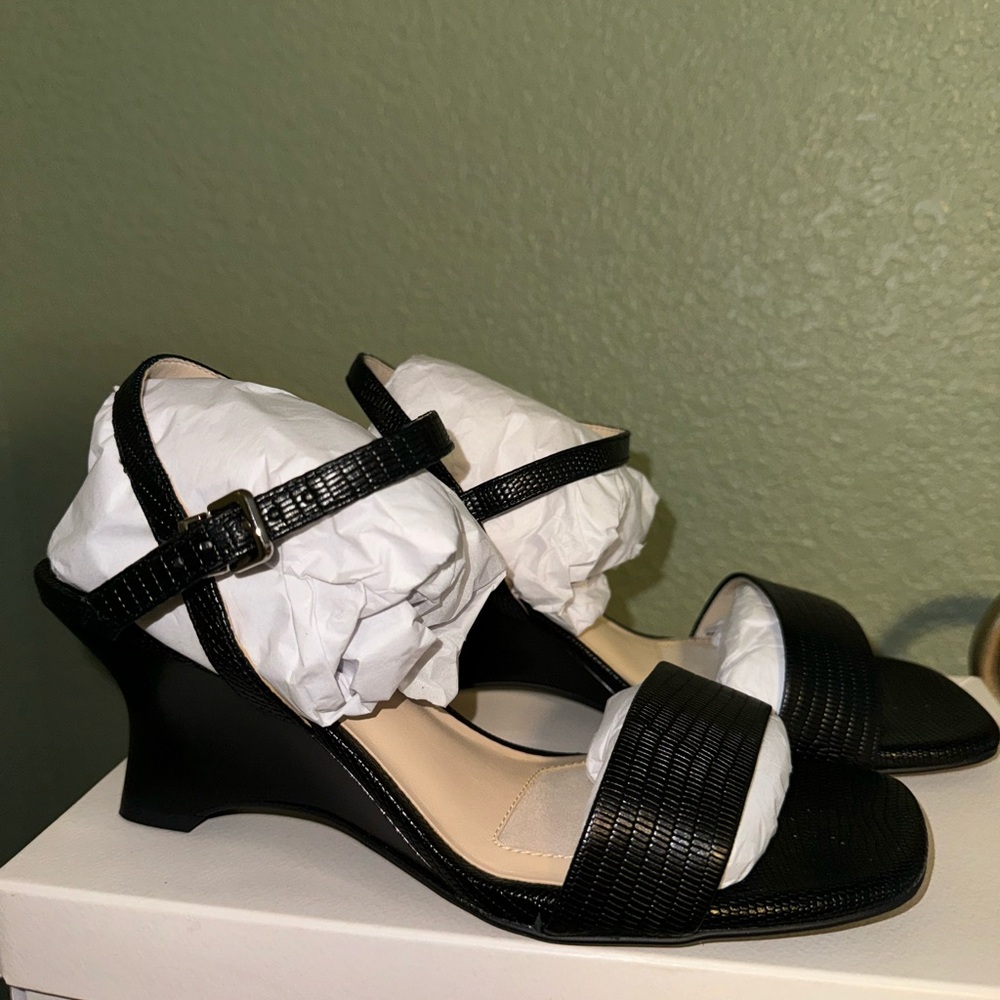 New Alex Marie small wedges black shoes